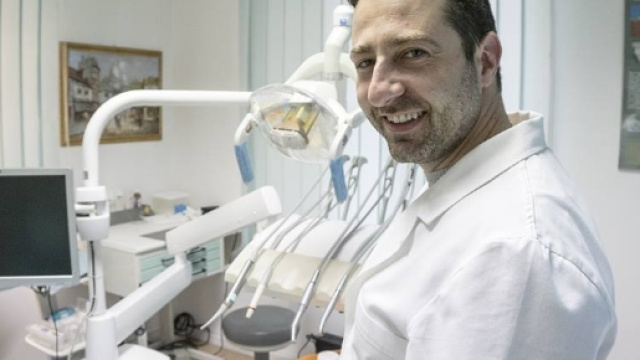 Raffaele Altomonte &egrave; l'odontoiatra che a Roma ha ideato la 'carie sospesa': pratica solidale che consente a famiglie in difficolt&agrave; di curare i denti.