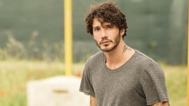 Stefano De Martino si dichiara single in un'intervista a 'Chi'.