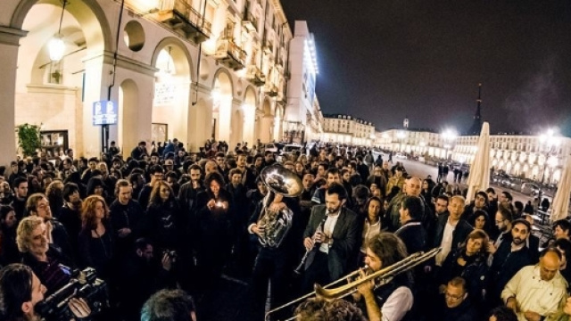 Un momento di spettacolo tra i portici