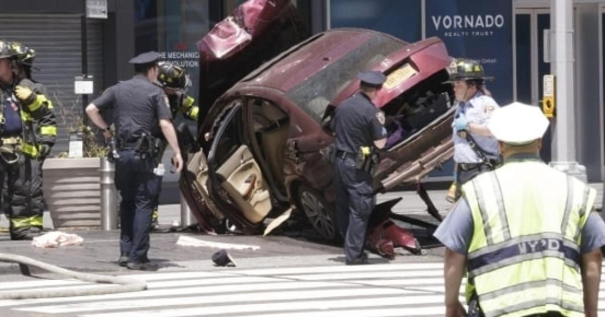 Incidente a New York 1 morto e 23 feriti 4 sono gravi guidava un ex