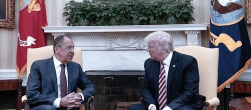 Donald Trump s'entretenant avec le ministre russe des Affaires étrangères à la Maison blanche