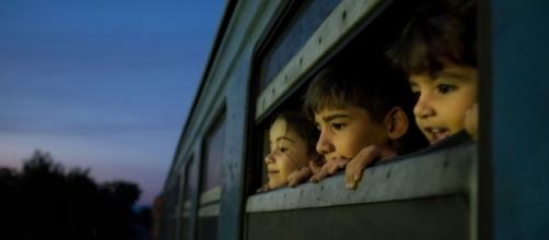 Tres pequeños refugiados de Siria, Afganistán e Iraq viajan a un centro para migrantes y refugiados. Cortesía Foto: UNICEF / Ashley Gilbertson