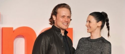 Are Sam Heughan and Caitriona Balfe flirting? (via Blasting News library)