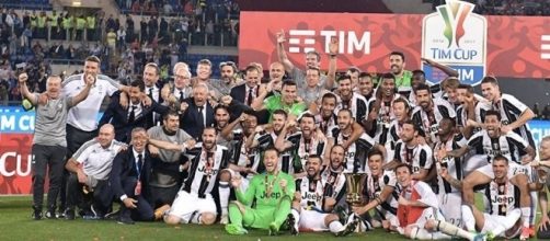 La Juventus festeggia, sul prato dell'Olimpico di Roma, la sua terza Coppa Italia consecutiva (foto Lega Serie A Tim)