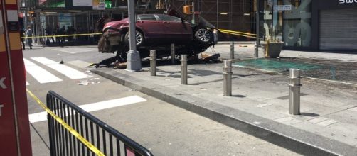 L'auto piombata sulla folla nell'affollatissima Times Square a Manhattan. Escluso l'attacco terroristico.