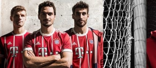 Nueva equipación del FC Bayern Munich 2017/2018 fieles a la tradición de los ´70s. Foto: Twitter: FCBayernMünchen
