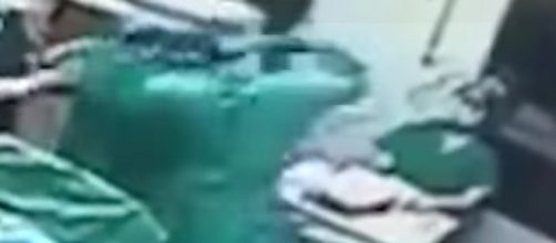 Un frame del video in cui si vede il chirurgo alzare le mani sull'infermiera
