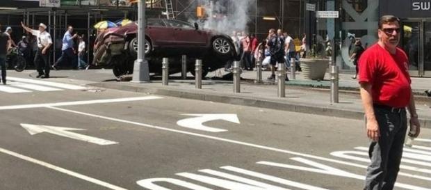 Carro atinge pedestres em Times Square, Nova Iorque ( Foto: Reprodução Google) Carro atinge pedestres em Times Square, Nova Iorque ( Foto: Reprodução Google)