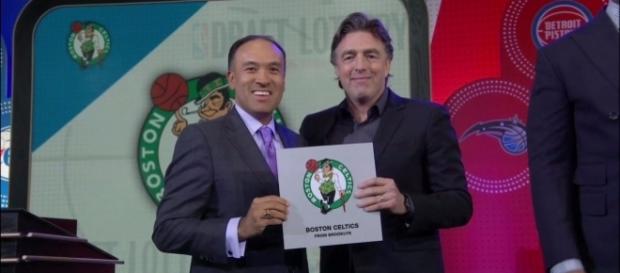 Danny Ainge, do Celtics (à direita), na loteira do draft Danny Ainge, do Celtics (à direita), na loteira do draft