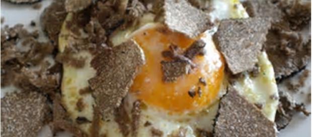 Delizioso secondo uova e tartufo con midollo. Delizioso secondo uova e tartufo con midollo.