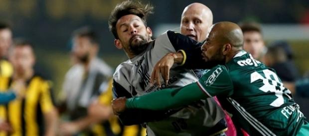 Felipe Melo pegou seis partidas de suspensão por agredir adversário Felipe Melo pegou seis partidas de suspensão por agredir adversário
