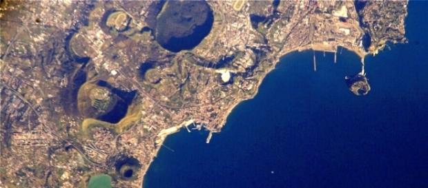 Imagem de satélite mostra parte do complexo de Campi Flegrei (Crédito: NASA) Imagem de satélite mostra parte do complexo de Campi Flegrei (Crédito: NASA)