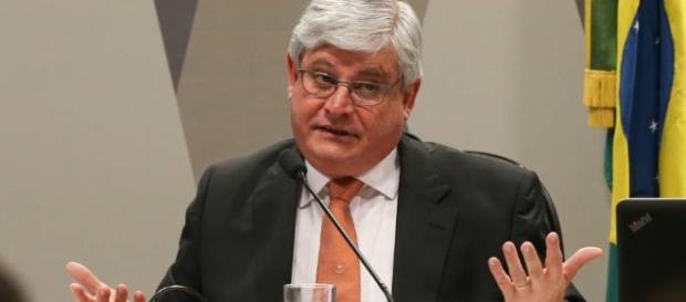 Janot pede que o STF mantenha as investigações contra Temer. Janot pede que o STF mantenha as investigações contra Temer.