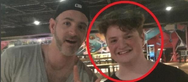 Jovem de 16 anos era morador da Carolina do Sul e fazia aulas de bateria; na foto, ele aparece com um baterista famoso, do qual era fã Jovem de 16 anos era morador da Carolina do Sul e fazia aulas de bateria; na foto, ele aparece com um baterista famoso, do qual era fã