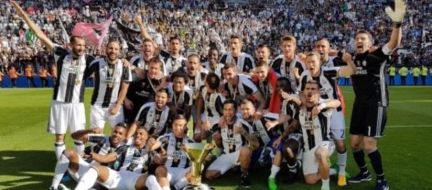 La Juventus celebrando su sexto título consecutivo en la Serie A La Juventus celebrando su sexto título consecutivo en la Serie A