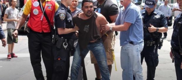 L'arresto di Richard Rojas dopo che ieri a New York ha ucciso una ragazza e ferito 22 persone falciandole con l'auto lanciata a folle velocità. L'arresto di Richard Rojas dopo che ieri a New York ha ucciso una ragazza e ferito 22 persone falciandole con l'auto lanciata a folle velocità.