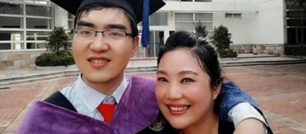 Mama care nu a renunțat niciodată și l-a ajutat pe fiul său cu handicap sever să ajungă la Harvard - Foto: SOUTH CHINA MORNING POST/ZOU HONGYAN Mama care nu a renunțat niciodată și l-a ajutat pe fiul său cu handicap sever să ajungă la Harvard - Foto: SOUTH CHINA MORNING POST/ZOU HONGYAN