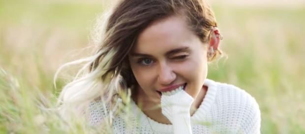 Miley Cyrus nel suo nuovo video musicale "Malibu" Miley Cyrus nel suo nuovo video musicale "Malibu"