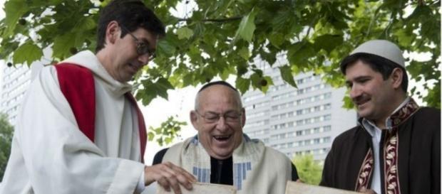 Un pastor, un imán y un rabino ponen los primeros ladrillos para construir el templo. Un pastor, un imán y un rabino ponen los primeros ladrillos para construir el templo.