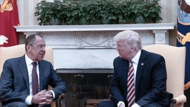 Donald Trump s'entretenant avec le ministre russe des Affaires étrangères à la Maison blanche