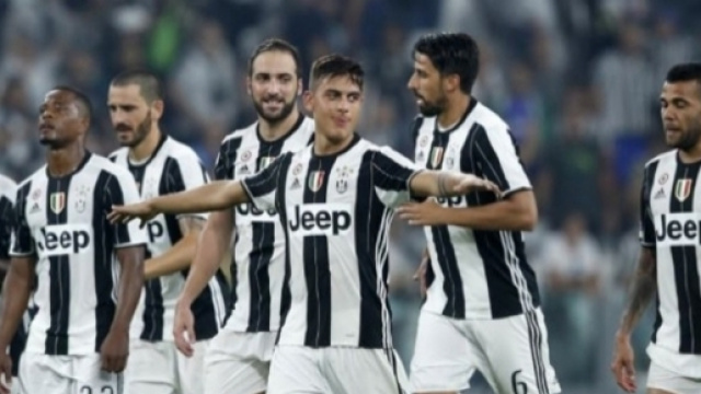 La Coppa Italia va alla Juve. I giocatori bianconeri hanno festeggiato all'Olimpico il trionfo contro la Lazio