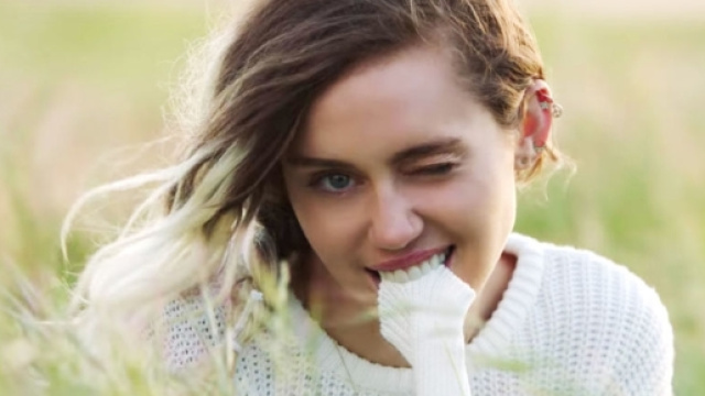 Miley Cyrus nel suo nuovo video musicale "Malibu"