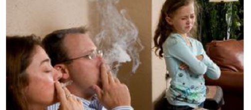 Il fumo di sigaretta è la principale fonte delle polveri sottili dentro casa. Non si allontanano aprendo porte e finestre.