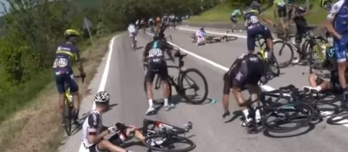 La caduta del Blockhaus che è costata il ritiro a Geraint Thomas, leader del Team Sky al Giro d'Italia.