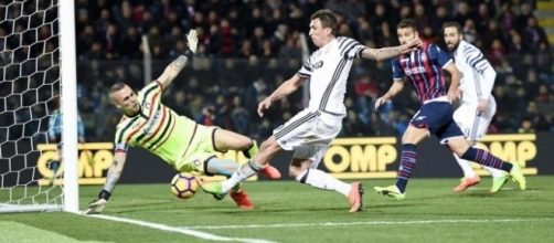 Mario Mandzukic firma il vantaggio in Crotone-Juventus 0-2 dello scorso 8 febbraio