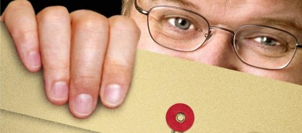 Fahrenheit 9/11, il documentario sulla tragedia dell'11 settembre 2001 negli Stati Uniti Fahrenheit 9/11, il documentario sulla tragedia dell'11 settembre 2001 negli Stati Uniti