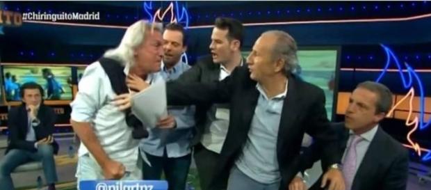 Hugo Gatti, ayer en el momento que sus compañeros tienen que frenarle para no ir a por Soria Hugo Gatti, ayer en el momento que sus compañeros tienen que frenarle para no ir a por Soria