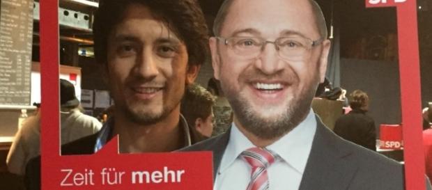 il 22enne afghano Ahmad Wali Temory in un fotomontaggio pubblicitario accanto a Martin Schulz il 22enne afghano Ahmad Wali Temory in un fotomontaggio pubblicitario accanto a Martin Schulz