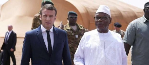 Macron en chef des armées et de guerre en visite à Gao auprès de la force Barkhane Macron en chef des armées et de guerre en visite à Gao auprès de la force Barkhane