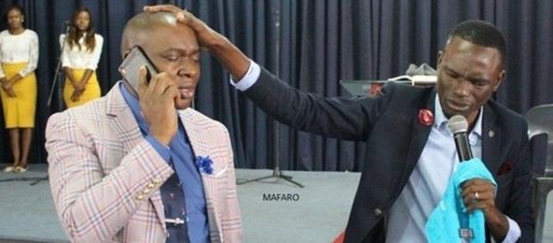 O pastor recebe chamadas telefônicas direto de Deus durante a pregação O pastor recebe chamadas telefônicas direto de Deus durante a pregação