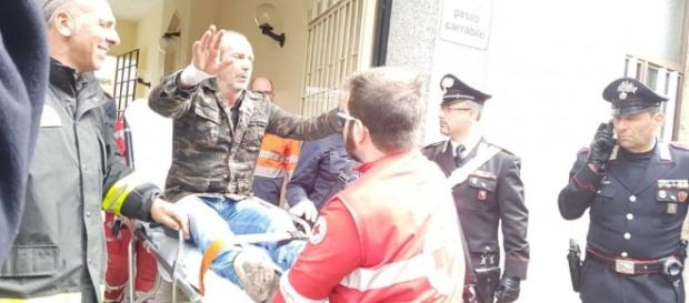 Torino, si "arrende" l'uomo rimasto barricato in casa 22 ore Torino, si "arrende" l'uomo rimasto barricato in casa 22 ore