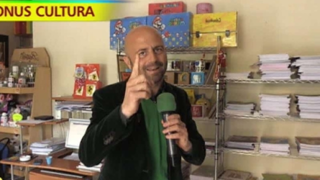 A Striscia la notizia Luca Abete smaschera la farsa del bonus cultura - televisione.it