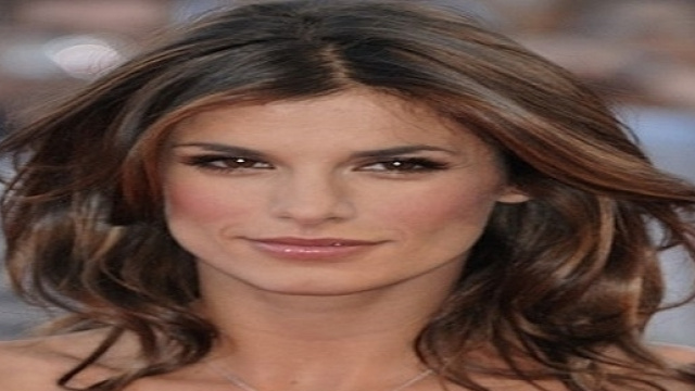 Elisabetta Canalis: il cambio di pannolino a Skyler Eva per strada