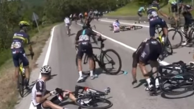La caduta del Blockhaus che è costata il ritiro a Geraint Thomas, leader del Team Sky al Giro d'Italia.