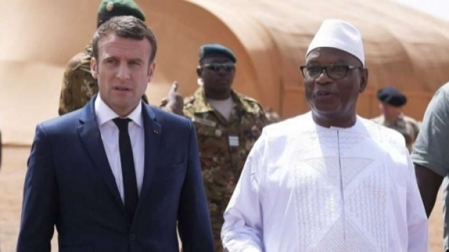 Macron en chef des armées et de guerre en visite à Gao auprès de la force Barkhane