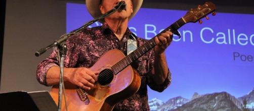 Rob Quist performimg (Wikipedia)