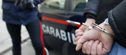 I carabinieri hanno fermato a Genova un uomo che ha ucciso la vicina di casa e l'ha nascosta sotto il suo letto per rapinarla. Foto: Genova Today.