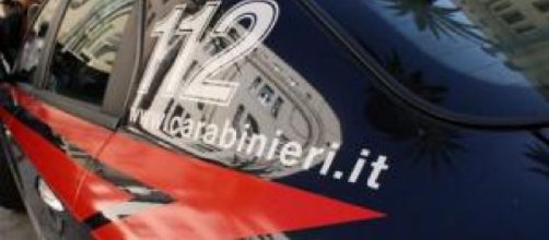 I carabinieri hanno trovato e fermato l'uomo che in provincia di Cagliari ha ucciso la vicina di casa per futili motivi, ora in caserma.