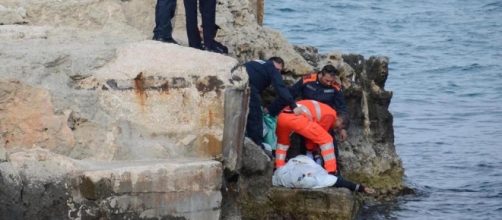 Il sospetto è che un gruppo di ragazzi per tentatare una rapina abbia spinto un anziano morto sul colpo da una scogliera a Monopoli. Foto: La Stampa.