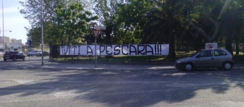 Lo striscione esposto nei pressi dell'Ezio Scida di Crotone.