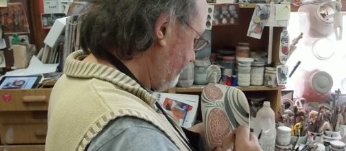 Otero Regal pintando una pieza de cerámica. Fotografía: Císimo Rabanedo