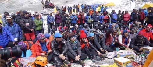 Sherpa in protesta al campo del Monte everest