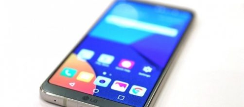 The LG G6 has a huge screen, glass back and waterproof design - mashable.com