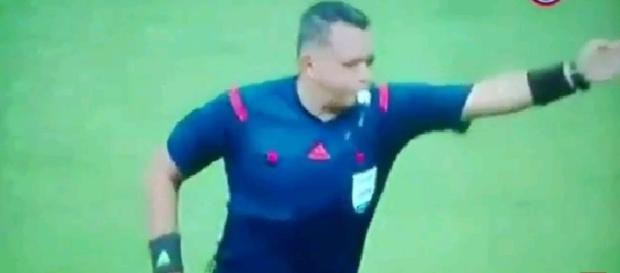 Arbitro recibe un lección por parte de los jugadores. Arbitro recibe un lección por parte de los jugadores.