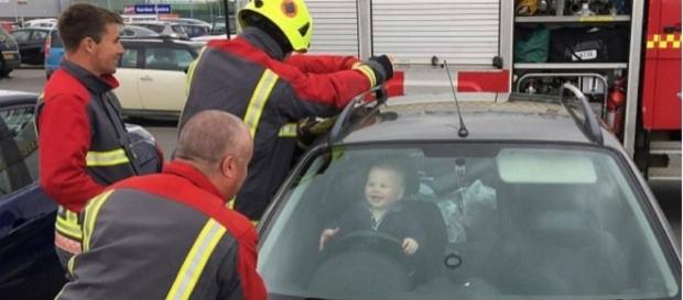 Bebê Brandon Emery sorrindo para os bombeiros Bebê Brandon Emery sorrindo para os bombeiros