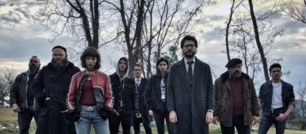 Elenco al completo de la banda de atracadores dirigida por 'El Profesor' en 'La casa de papel'. Elenco al completo de la banda de atracadores dirigida por 'El Profesor' en 'La casa de papel'.